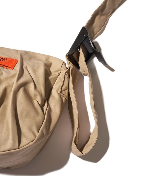 UNIVERSAL OVERALL(ユニバーサルオーバーオール)の「【UNIVERSAL OVERALL】GABARDINE HOBO SHOULDERBAG / ギャバジンツイルショルダーバッグ(ショルダーバッグ・レディース・ブラック/グリーン/ベージュ・FREE)」の5枚目の写真