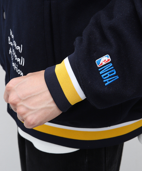 NBA(エヌビーエー)の「WEB限定【Off The Court by NBA】MeltonJacket(スタジャン・メンズ・ブラック/ネイビー・MEDIUM/LARGE)」の12枚目の写真