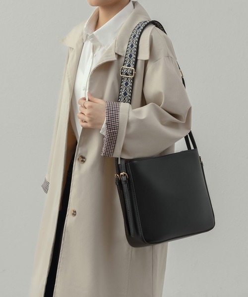 LA VORAGINE（ラ ヴォラジネ）の「外ポケット　スクエアショルダーバッグ（ショルダーバッグ・レディース・アイボリー/ブラウン/ブラック/ベージュ・FREE）」の6枚目の写真