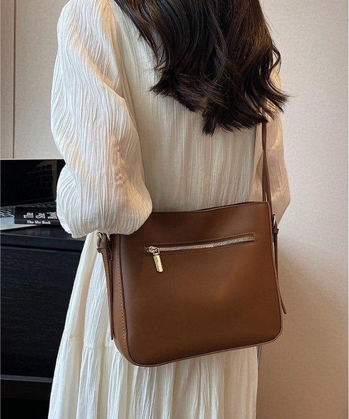 LA VORAGINE（ラ ヴォラジネ）の「外ポケット　スクエアショルダーバッグ（ショルダーバッグ・レディース・アイボリー/ブラウン/ブラック/ベージュ・FREE）」の7枚目の写真