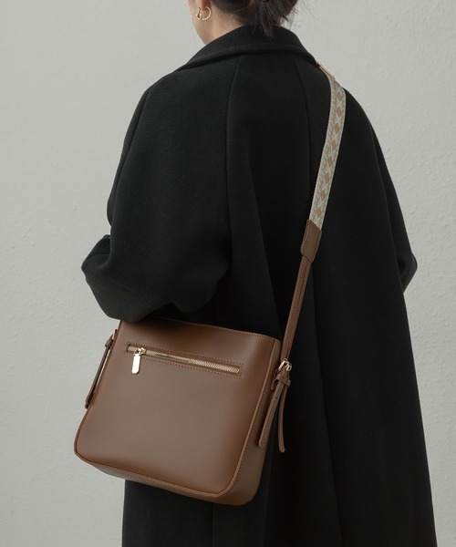 LA VORAGINE（ラ ヴォラジネ）の「外ポケット　スクエアショルダーバッグ（ショルダーバッグ・レディース・アイボリー/ブラウン/ブラック/ベージュ・FREE）」の8枚目の写真