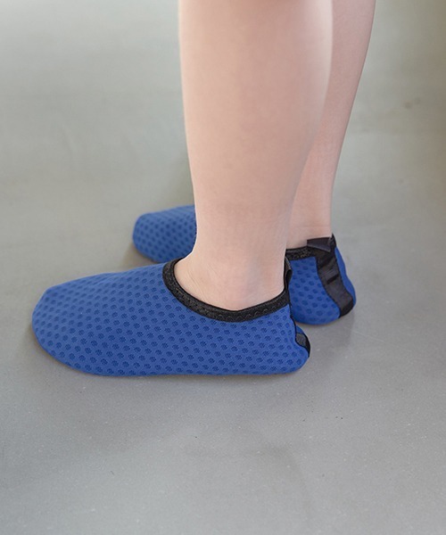 b・ROOM（ビールーム）の「ウォーターシューズ（サンダル・キッズ・レモンイエロー/ブルー/ブラック/グリーン・SMALL/MEDIUM/LARGE/X-LARGE）」の4枚目の写真