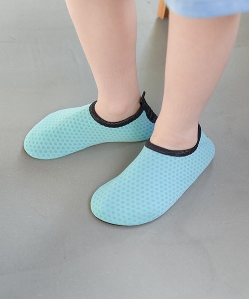 b・ROOM（ビールーム）の「ウォーターシューズ（サンダル・キッズ・レモンイエロー/ブルー/ブラック/グリーン・SMALL/MEDIUM/LARGE/X-LARGE）」の3枚目の写真