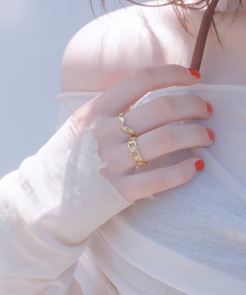 GOLDY(ゴールディ)の「【金属アレルギー軽減】ウェービー × チェーン ステンレス セット リング(リング・レディース・ゴールド/シルバー・FREE)」の1枚目の写真