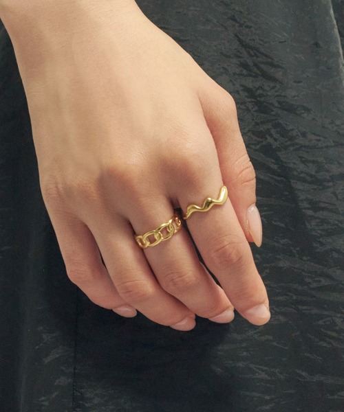 GOLDY(ゴールディ)の「【金属アレルギー軽減】ウェービー × チェーン ステンレス セット リング(リング・レディース・ゴールド/シルバー・FREE)」の3枚目の写真