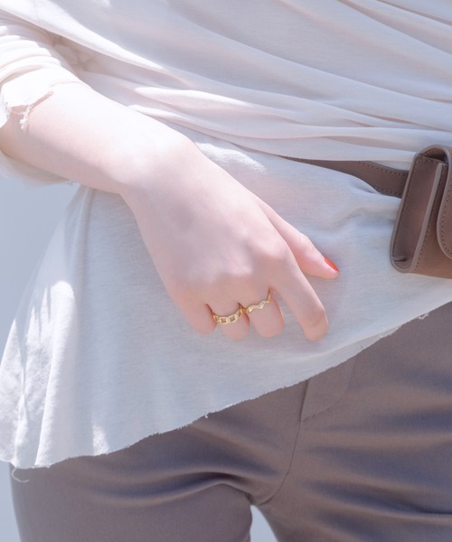 GOLDY(ゴールディ)の「【金属アレルギー軽減】ウェービー × チェーン ステンレス セット リング(リング・レディース・ゴールド/シルバー・FREE)」の8枚目の写真