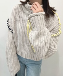 切替配色がアクセントに。アシメ配色ステッチニットトップス