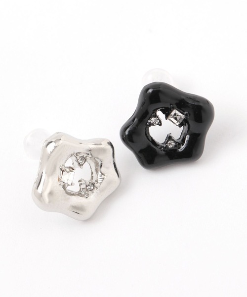 LAKOLE（ラコレ）の「ファイブペタル樹脂ポストピアス / 156389（ピアス（両耳用）・レディース・ブラック/その他1・FREE）」の3枚目の写真