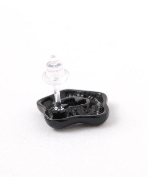 LAKOLE（ラコレ）の「ファイブペタル樹脂ポストピアス / 156389（ピアス（両耳用）・レディース・ブラック/その他1・FREE）」の4枚目の写真