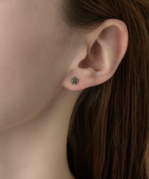 muku(ムク)の「PIERCE / MINIMUM ROSE(ピアス(両耳用)・レディース・シルバー/ゴールド・FREE)」の2枚目の写真