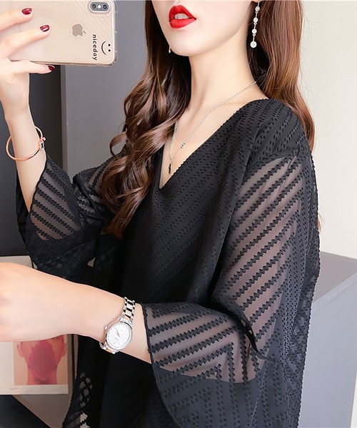 Asterellivi（アステレリビ）の「シアーVネックブラウス（シャツ/ブラウス・レディース・ホワイト/ブラック・L/M/XL）」の5枚目の写真