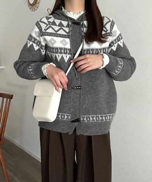 Cham.(チャム)の「ノルディック柄フーディ付きニット(ニット/セーター・レディース・グレー・F)」の2枚目の写真