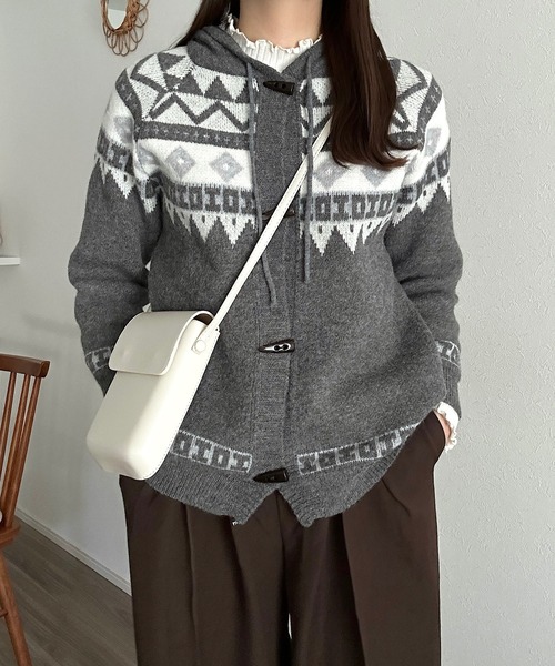 Cham.(チャム)の「ノルディック柄フーディ付きニット(ニット/セーター・レディース・グレー・F)」の3枚目の写真