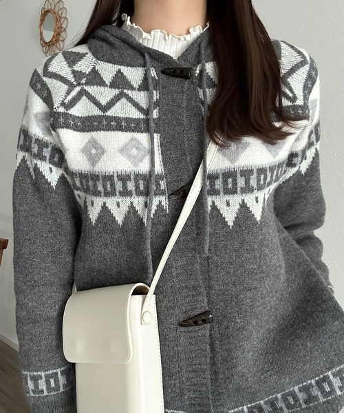 Cham.(チャム)の「ノルディック柄フーディ付きニット(ニット/セーター・レディース・グレー・F)」の4枚目の写真