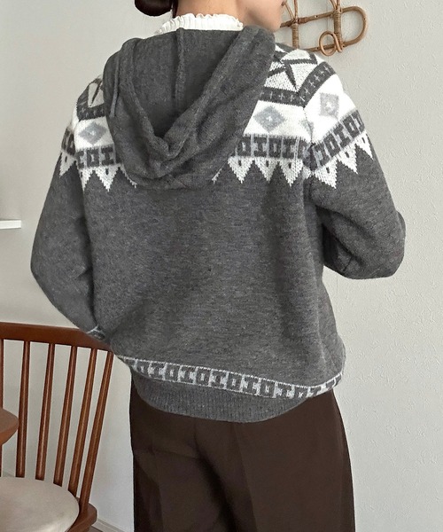 Cham.(チャム)の「ノルディック柄フーディ付きニット(ニット/セーター・レディース・グレー・F)」の5枚目の写真