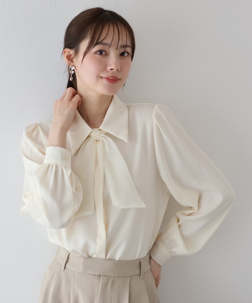BLUEEAST（ブルーイースト）の「《5色展開》パールモチーフリボンブラウス（シャツ/ブラウス・レディース・ホワイト/ミント/ブラック/ベージュ/ピンク・MEDIUM）」の3枚目の写真