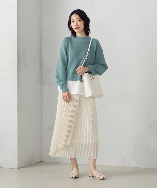 MONO　COMME CA（モノコムサ）の「ひねり金具 縦長ショルダー（ショルダーバッグ・レディース・ブラック/オフホワイト/グレー・FREE）」の4枚目の写真