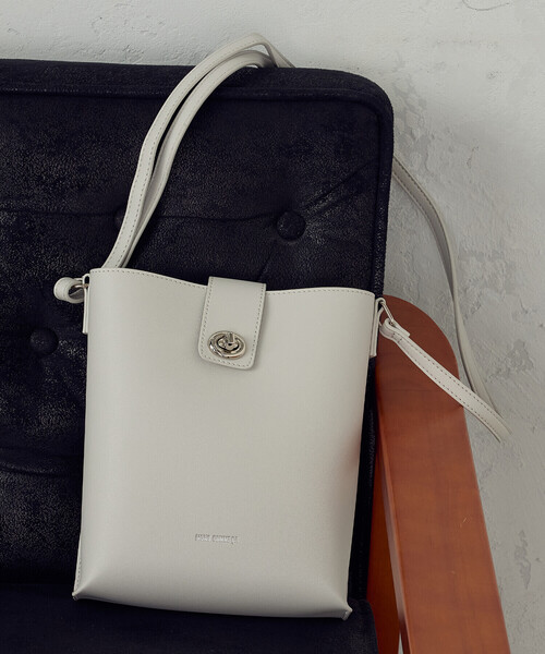 MONO　COMME CA（モノコムサ）の「ひねり金具 縦長ショルダー（ショルダーバッグ・レディース・ブラック/オフホワイト/グレー・FREE）」の7枚目の写真