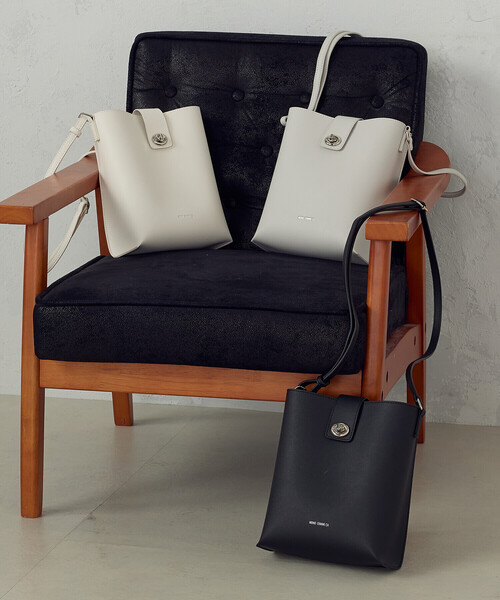 MONO　COMME CA（モノコムサ）の「ひねり金具 縦長ショルダー（ショルダーバッグ・レディース・ブラック/オフホワイト/グレー・FREE）」の10枚目の写真