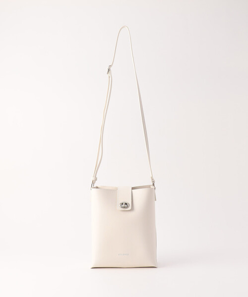 MONO　COMME CA（モノコムサ）の「ひねり金具 縦長ショルダー（ショルダーバッグ・レディース・ブラック/オフホワイト/グレー・FREE）」の12枚目の写真