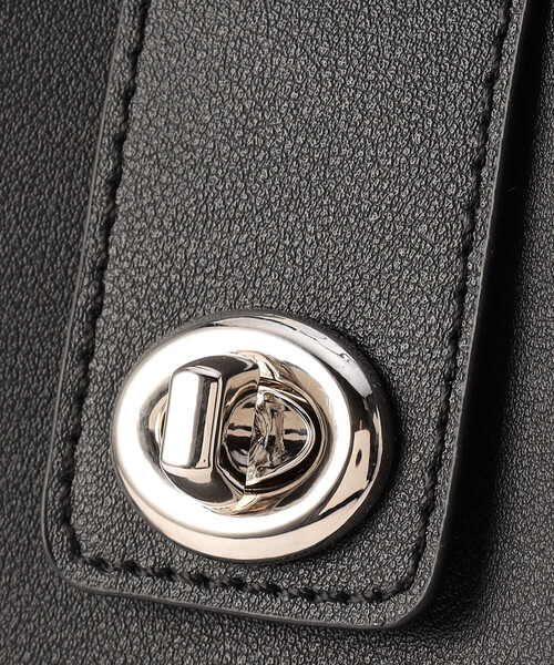 MONO　COMME CA（モノコムサ）の「ひねり金具 縦長ショルダー（ショルダーバッグ・レディース・ブラック/オフホワイト/グレー・FREE）」の20枚目の写真