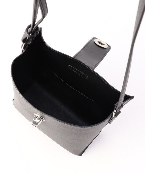 MONO　COMME CA（モノコムサ）の「ひねり金具 縦長ショルダー（ショルダーバッグ・レディース・ブラック/オフホワイト/グレー・FREE）」の21枚目の写真