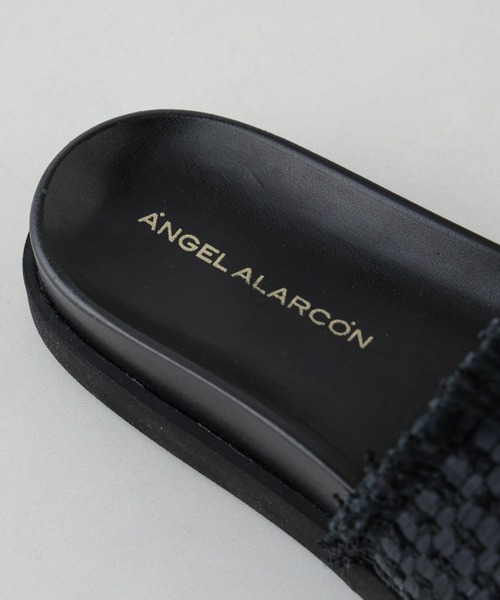 ANGEL ALARCON(アンヘルアラルコン)の「ANGEL ALARCON/ラフィア フラットサンダル(サンダル・レディース・ブラック・38/37/36)」の8枚目の写真