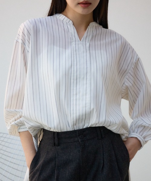 AZUL by moussy(アズールバイマウジー)の「バックタックオープンスキッパー(シャツ/ブラウス・レディース・ホワイト系その他/オフホワイト/ブラック・FREE)」の2枚目の写真