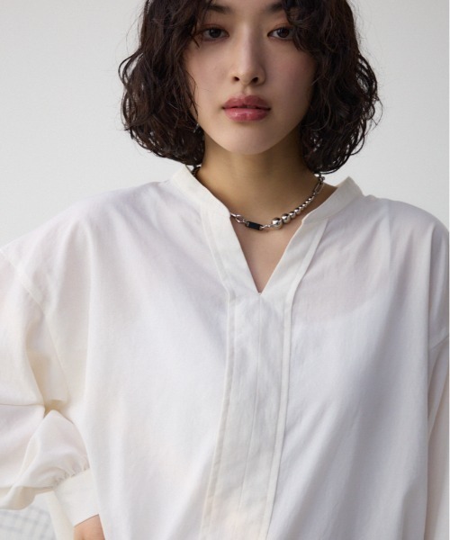 AZUL by moussy(アズールバイマウジー)の「バックタックオープンスキッパー(シャツ/ブラウス・レディース・ホワイト系その他/オフホワイト/ブラック・FREE)」の1枚目の写真