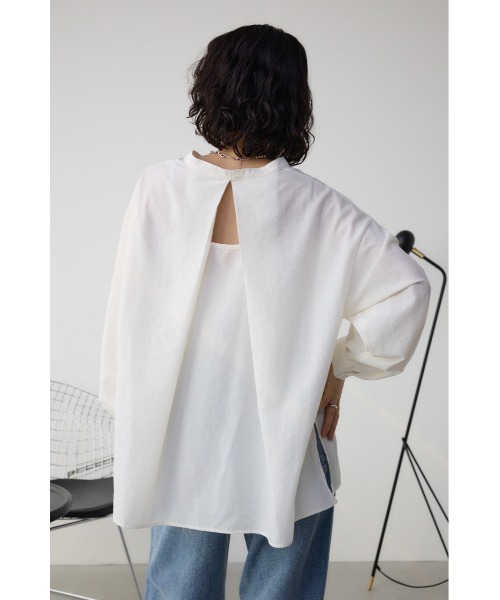 AZUL by moussy(アズールバイマウジー)の「バックタックオープンスキッパー(シャツ/ブラウス・レディース・ホワイト系その他/オフホワイト/ブラック・FREE)」の5枚目の写真