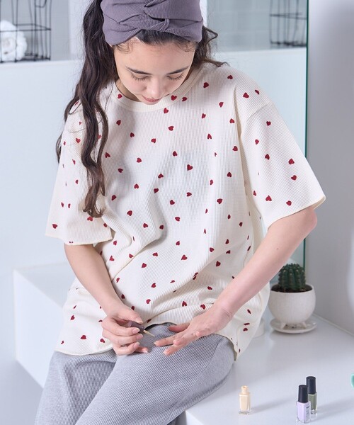 FREAK'S STORE（フリークスストア）の「FRUIT OF THE LOOM × FREAK'S STORE/フルーツオブザルーム 別注 ハートTシャツ無地パンツルームセット/パジャマセット（ルームウェア/パジャマ・レディース・グレー/オフホワイト・SMALL/MEDIUM）」の19枚目の写真