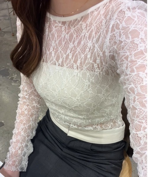 Reurie'（レウリィ）の「レースシアートップス／lace sheer top(ayaka select)長袖 きれいめ シンプル ベーシック モード 韓国（キャミソール・レディース・ホワイト・FREE）」の9枚目の写真