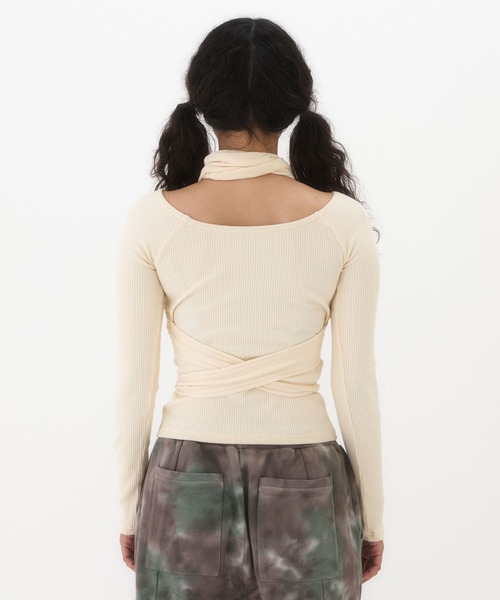 BEEDEN(ビーデン)の「TWIST FRONT SWEATER(ニット/セーター・レディース・アイボリー/ブラック/イエロー・FREE)」の4枚目の写真