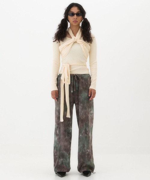BEEDEN(ビーデン)の「TWIST FRONT SWEATER(ニット/セーター・レディース・アイボリー/ブラック/イエロー・FREE)」の5枚目の写真