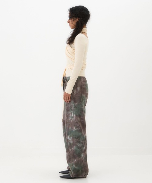 BEEDEN(ビーデン)の「TWIST FRONT SWEATER(ニット/セーター・レディース・アイボリー/ブラック/イエロー・FREE)」の7枚目の写真