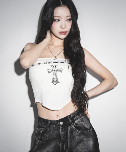 me+em select(ミームセレクト)の「【 2color 】クロスグランジロゴベアトップス / cross grunge logo bare tops(その他トップス・レディース・アイボリー/ブラック・FREE)」の3枚目の写真