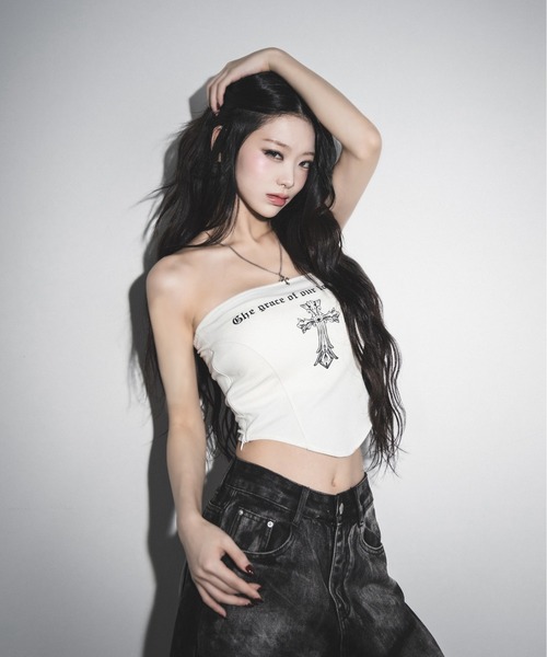 me+em select(ミームセレクト)の「【 2color 】クロスグランジロゴベアトップス / cross grunge logo bare tops(その他トップス・レディース・アイボリー/ブラック・FREE)」の4枚目の写真