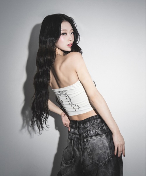 me+em select(ミームセレクト)の「【 2color 】クロスグランジロゴベアトップス / cross grunge logo bare tops(その他トップス・レディース・アイボリー/ブラック・FREE)」の7枚目の写真