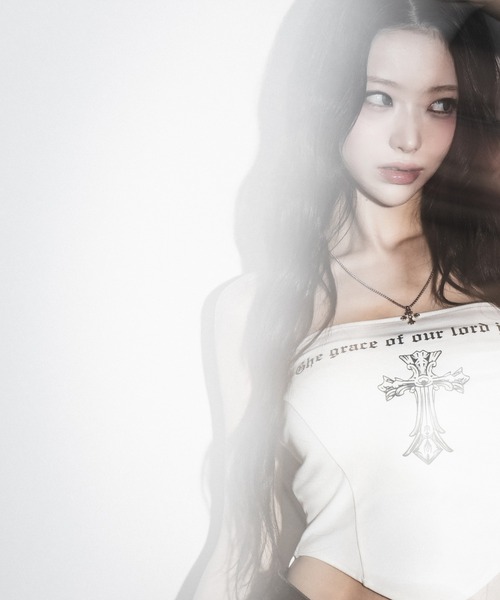 me+em select(ミームセレクト)の「【 2color 】クロスグランジロゴベアトップス / cross grunge logo bare tops(その他トップス・レディース・アイボリー/ブラック・FREE)」の9枚目の写真