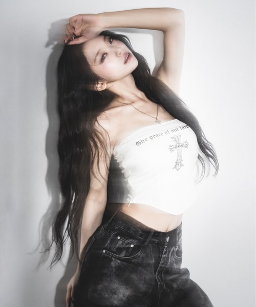 me+em select(ミームセレクト)の「【 2color 】クロスグランジロゴベアトップス / cross grunge logo bare tops(その他トップス・レディース・アイボリー/ブラック・FREE)」の10枚目の写真