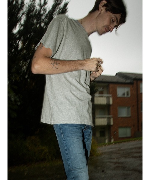 Nudie Jeans（ヌーディージーンズ）の「Nudie Jeans/ヌーディージーンズ Roffe / レギュラーフィットクルーネックTシャツ / Greymelange（Tシャツ/カットソー・メンズ・グレー系・M/S/L/XL）」の2枚目の写真
