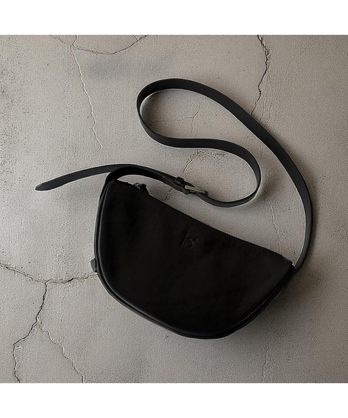 エーゼロ（エーゼロ）の「《牛革》ミニ半月ショルダーバッグ（ショルダーバッグ・レディース・ブラック/グレイッシュベージュ・FREE）」の2枚目の写真