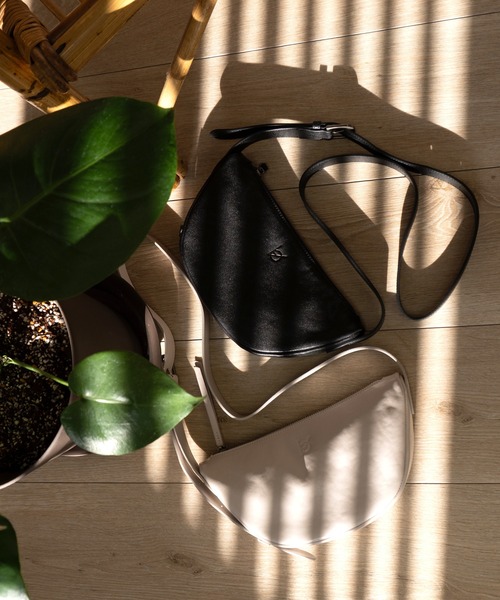 エーゼロ（エーゼロ）の「《牛革》ミニ半月ショルダーバッグ（ショルダーバッグ・レディース・ブラック/グレイッシュベージュ・FREE）」の9枚目の写真