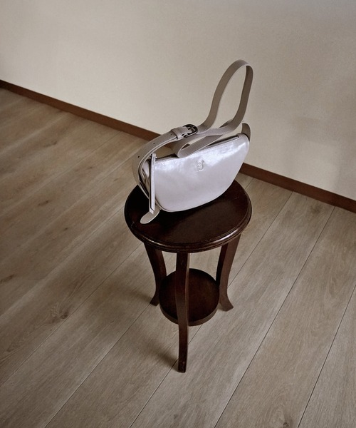 エーゼロ（エーゼロ）の「《牛革》ミニ半月ショルダーバッグ（ショルダーバッグ・レディース・ブラック/グレイッシュベージュ・FREE）」の5枚目の写真