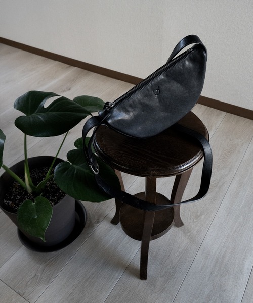 エーゼロ（エーゼロ）の「《牛革》ミニ半月ショルダーバッグ（ショルダーバッグ・レディース・ブラック/グレイッシュベージュ・FREE）」の7枚目の写真