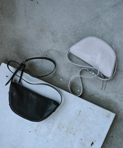 エーゼロ（エーゼロ）の「《牛革》ミニ半月ショルダーバッグ（ショルダーバッグ・レディース・ブラック/グレイッシュベージュ・FREE）」の11枚目の写真