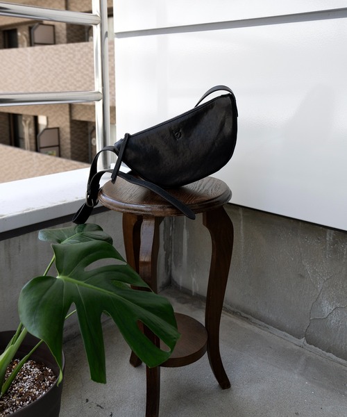 エーゼロ（エーゼロ）の「《牛革》ミニ半月ショルダーバッグ（ショルダーバッグ・レディース・ブラック/グレイッシュベージュ・FREE）」の6枚目の写真