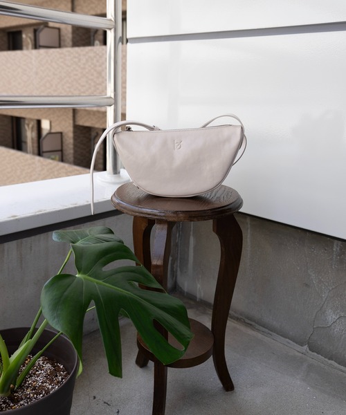 エーゼロ（エーゼロ）の「《牛革》ミニ半月ショルダーバッグ（ショルダーバッグ・レディース・ブラック/グレイッシュベージュ・FREE）」の3枚目の写真