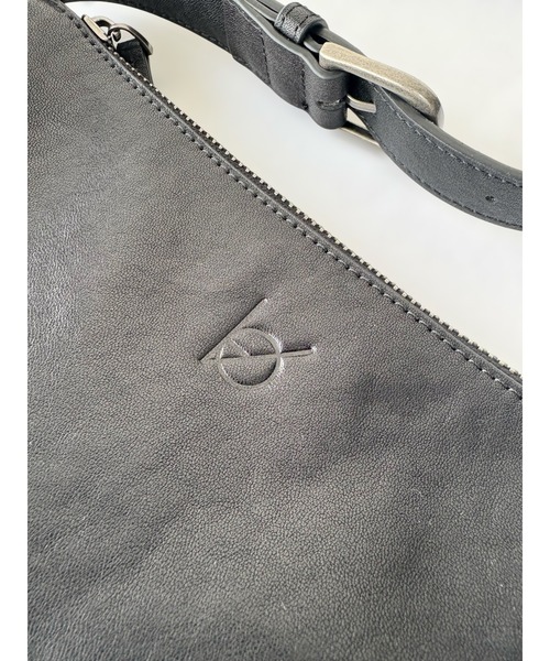 エーゼロ（エーゼロ）の「《牛革》ミニ半月ショルダーバッグ（ショルダーバッグ・レディース・ブラック/グレイッシュベージュ・FREE）」の19枚目の写真