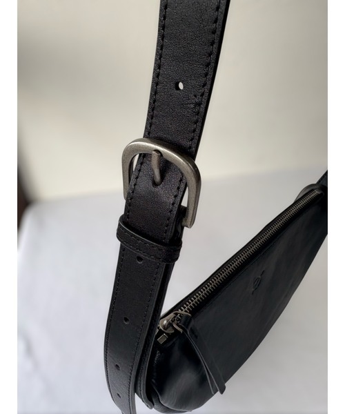 エーゼロ（エーゼロ）の「《牛革》ミニ半月ショルダーバッグ（ショルダーバッグ・レディース・ブラック/グレイッシュベージュ・FREE）」の20枚目の写真